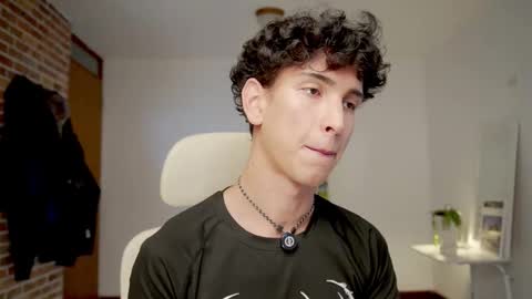 Snapshot of boream_ chatting on 12.15.25 Bream online show from 12.15.25