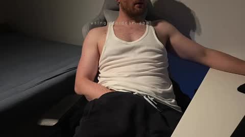 Snapshot of bottomtsinner chatting on 04.18.26 bottomtsinner online show from 04.18.26