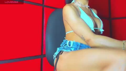 Snapshot of bouncing_bunnyxxx69 chatting on 12.21.25 bouncing_bunnyxxx69 online show from 12.21.25