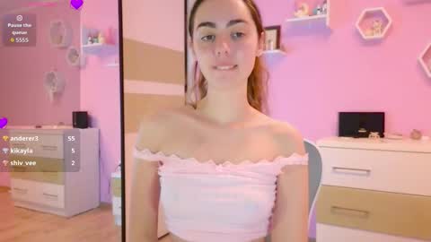 Snapshot of bratty_bun chatting on 11.08.25 Annie online show from 11.08.25