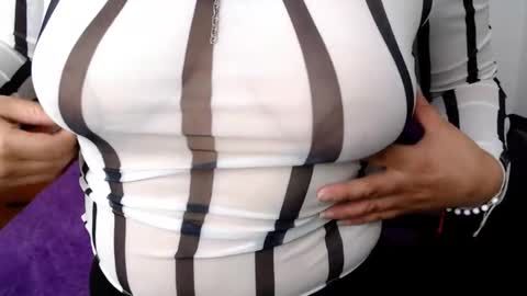 Snapshot of brendasantos_77 chatting on 10.29.25 brendasantos_77 online show from 10.29.25