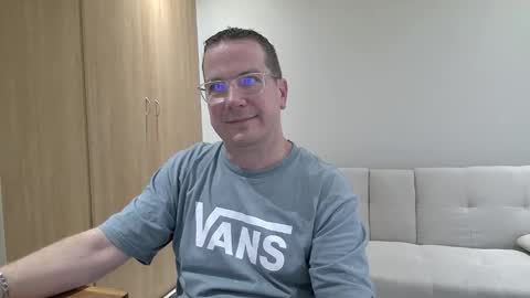 Snapshot of brettdj chatting on 11.19.25 Brett online show from 11.19.25