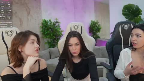 Snapshot of bright_diamonds_054 chatting on 03.08.25 Diamonds Girls online show from 03.08.25