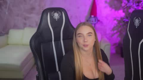 Snapshot of bright_diamonds_054 chatting on 11.21.25 Diamonds Girls online show from 11.21.25