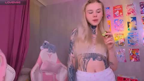 Snapshot of britney_lynch chatting on 02.26.26 Britney online show from 02.26.26