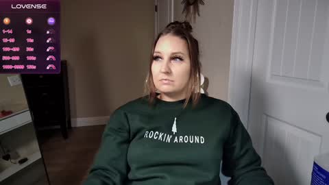 Snapshot of brookebee27 chatting on 12.19.24 brookebee online show from 12.19.24