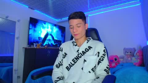 BRYAM INDEPENDENT MODEL online show from 01.24.25