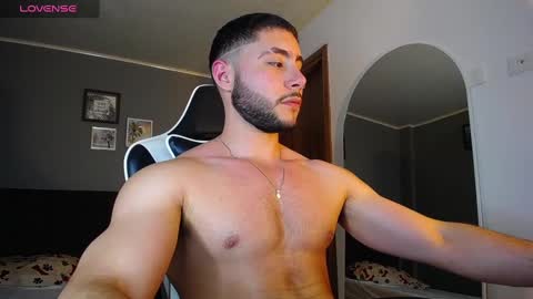 Snapshot of bryan_oficials chatting on 12.02.24 bryan_oficials online show from 12.02.24