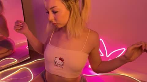 Snapshot of bubble__cum chatting on 11.30.25 Melissa online show from 11.30.25