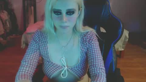 Snapshot of bubblebut11 chatting on 12.19.24 Isabella but call me isa online show from 12.19.24