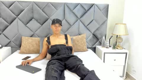 Snapshot of buda_and_cataleya_ chatting on 12.14.25 Buda y Cataleya online show from 12.14.25