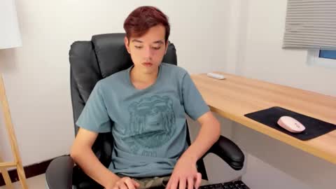 Snapshot of bunny_maxxi chatting on 12.04.25 bunny online show from 12.04.25