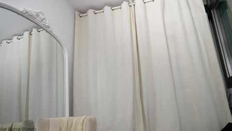 Snapshot of bunnyblondy chatting on 10.16.25 Anaiz online show from 10.16.25