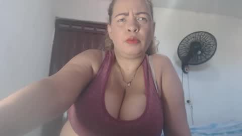Snapshot of bustyamanda_ chatting on 05.26.26 Amanda online show from 05.26.26