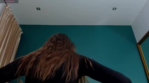 Snapshot of calimoon_ chatting on 12.16.25 Cali online show from 12.16.25