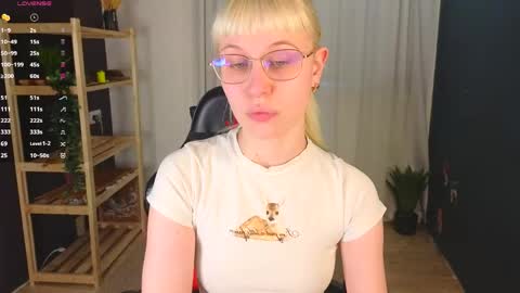 Snapshot of call_me_heaven chatting on 04.17.26 Good girl Ann online show from 04.17.26