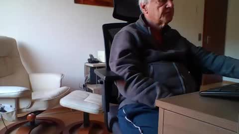 Snapshot of camcologne chatting on 11.21.25 camcologne online show from 11.21.25