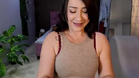 Snapshot of camil_milfdream chatting on 05.09.26 Camil online show from 05.09.26