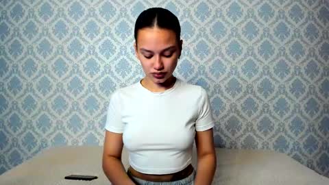 camilla_williamsss online show from 10.11.25