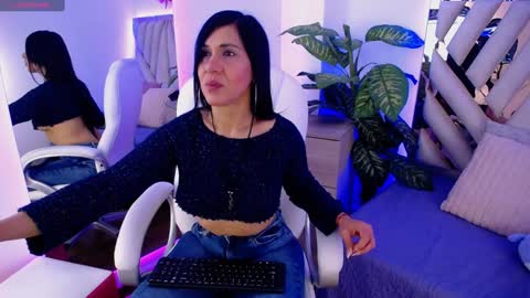 Snapshot of camille_halls chatting on 01.19.25 Camille online show from 01.19.25