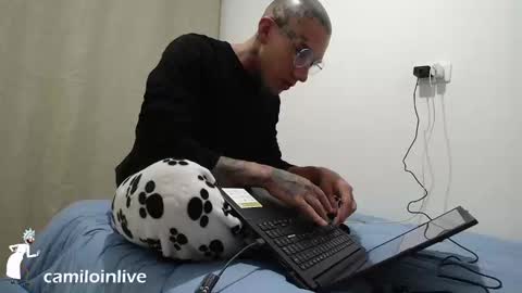 Snapshot of camiloinlive chatting on 03.12.25 camiloinlive online show from 03.12.25