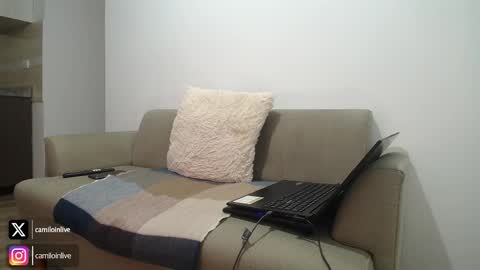 Snapshot of camiloinlive chatting on 10.25.25 camiloinlive online show from 10.25.25