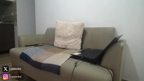 Snapshot of camiloinlive chatting on 11.13.25 camiloinlive online show from 11.13.25