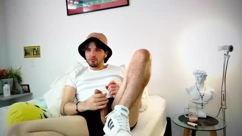 Snapshot of camilosaennz chatting on 01.20.25 camilo online show from 01.20.25