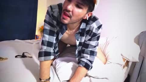Snapshot of camilosaennz chatting on 02.11.25 camilo online show from 02.11.25