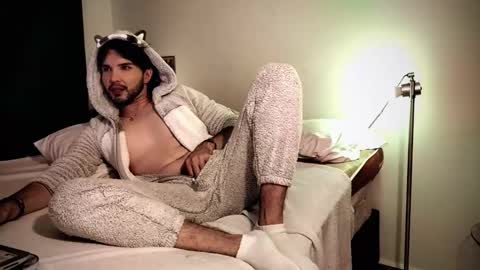 Snapshot of camilosaennz chatting on 02.16.25 camilo online show from 02.16.25