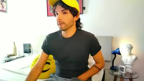 Snapshot of camilosaennz chatting on 10.12.25 camilo online show from 10.12.25