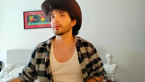 Snapshot of camilosaennz chatting on 10.17.25 camilo online show from 10.17.25