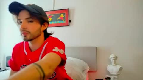 Snapshot of camilosaennz chatting on 10.18.25 camilo online show from 10.18.25