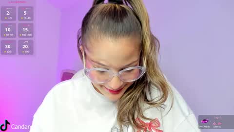 Snapshot of candase_ chatting on 11.19.25 Candase online show from 11.19.25