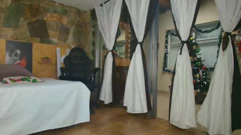 Snapshot of candy_feett chatting on 11.08.25 Jolie online show from 11.08.25