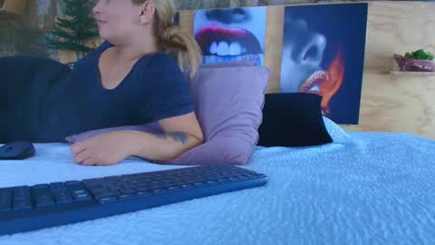 Snapshot of candy_feett chatting on 11.21.25 Jolie online show from 11.21.25