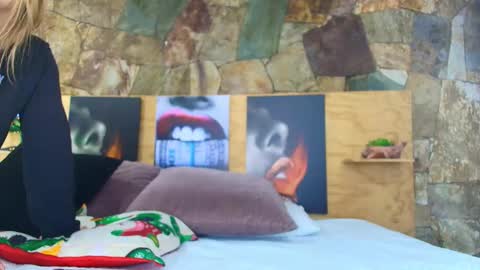 Snapshot of candy_feett chatting on 12.19.25 Jolie online show from 12.19.25