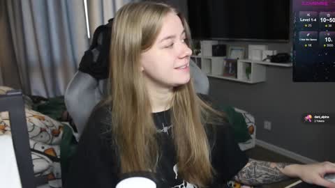 Snapshot of candy_meggie chatting on 12.11.24 Megan online show from 12.11.24