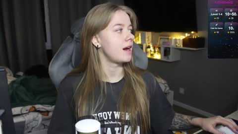 Snapshot of candy_meggie chatting on 12.18.24 Megan online show from 12.18.24