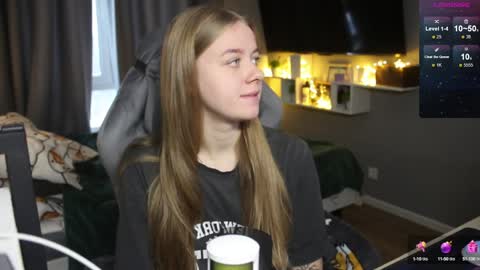 Snapshot of candy_meggie chatting on 12.19.24 Megan online show from 12.19.24