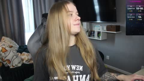 Snapshot of candy_meggie chatting on 01.17.25 Megan online show from 01.17.25