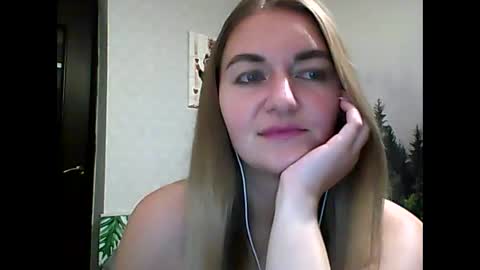 Snapshot of candyolime chatting on 09.30.25 Daisy online show from 09.30.25