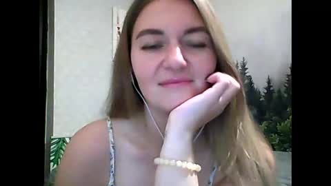 Snapshot of candyolime chatting on 10.17.25 Daisy online show from 10.17.25