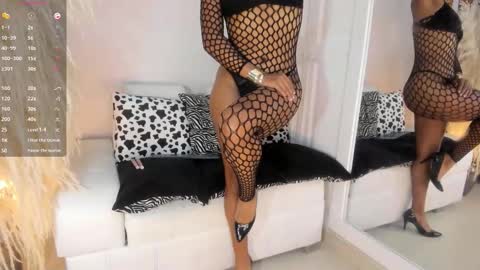 Snapshot of cardykambell chatting on 11.23.25 cardykambell online show from 11.23.25