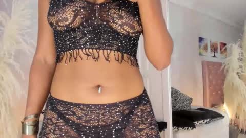 Snapshot of cardykambell chatting on 11.25.25 cardykambell online show from 11.25.25