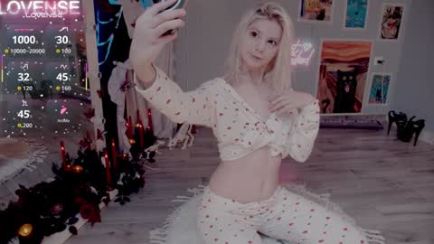 Snapshot of careful_i_bite chatting on 11.06.25 NONA follow online show from 11.06.25