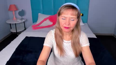 Snapshot of carla_vogue chatting on 10.31.25 Carla Vogue online show from 10.31.25