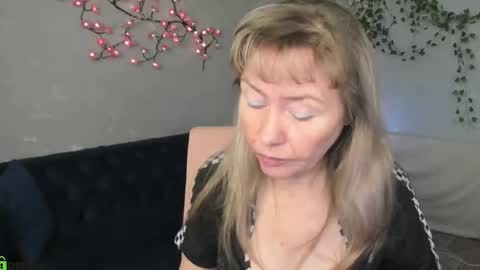 Snapshot of carla_vogue chatting on 11.23.25 Carla Vogue online show from 11.23.25