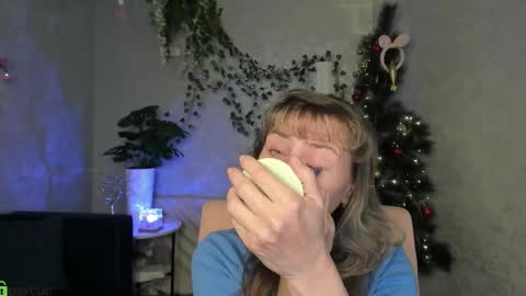 Snapshot of carla_vogue chatting on 12.14.25 Carla Vogue online show from 12.14.25