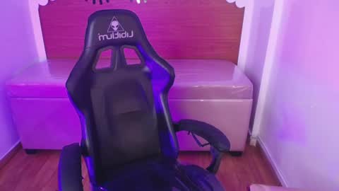 Snapshot of carlie_mayer chatting on 10.03.25 CARLYE online show from 10.03.25